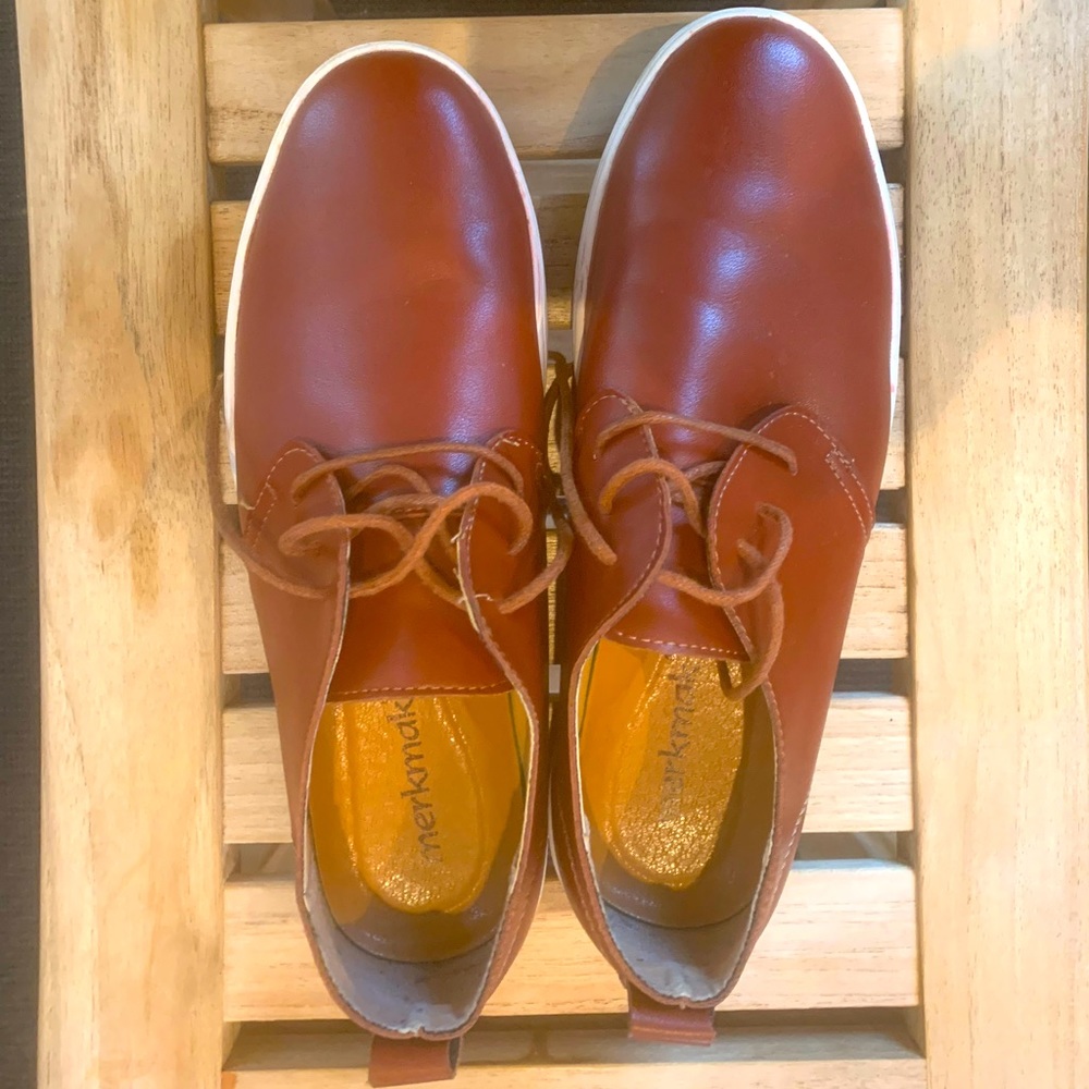 Merkmak men’s brown leather shoes, gently used in size 9.